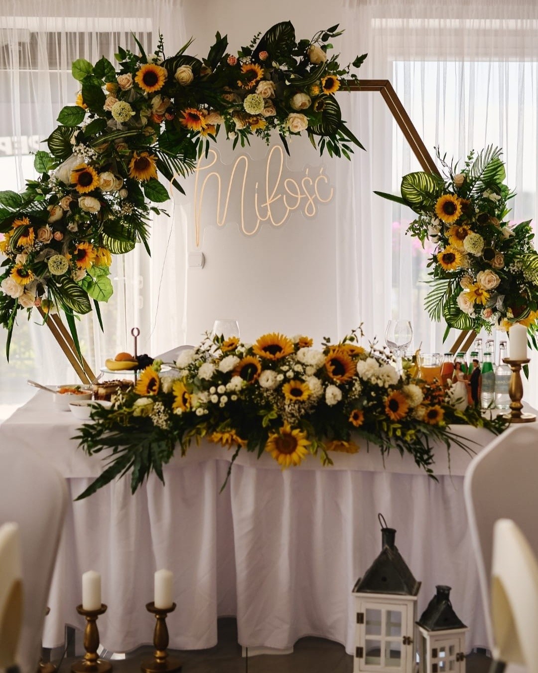 Ślub w stylu boho ze słonecznikami i neonem Miłość - Koszalin
