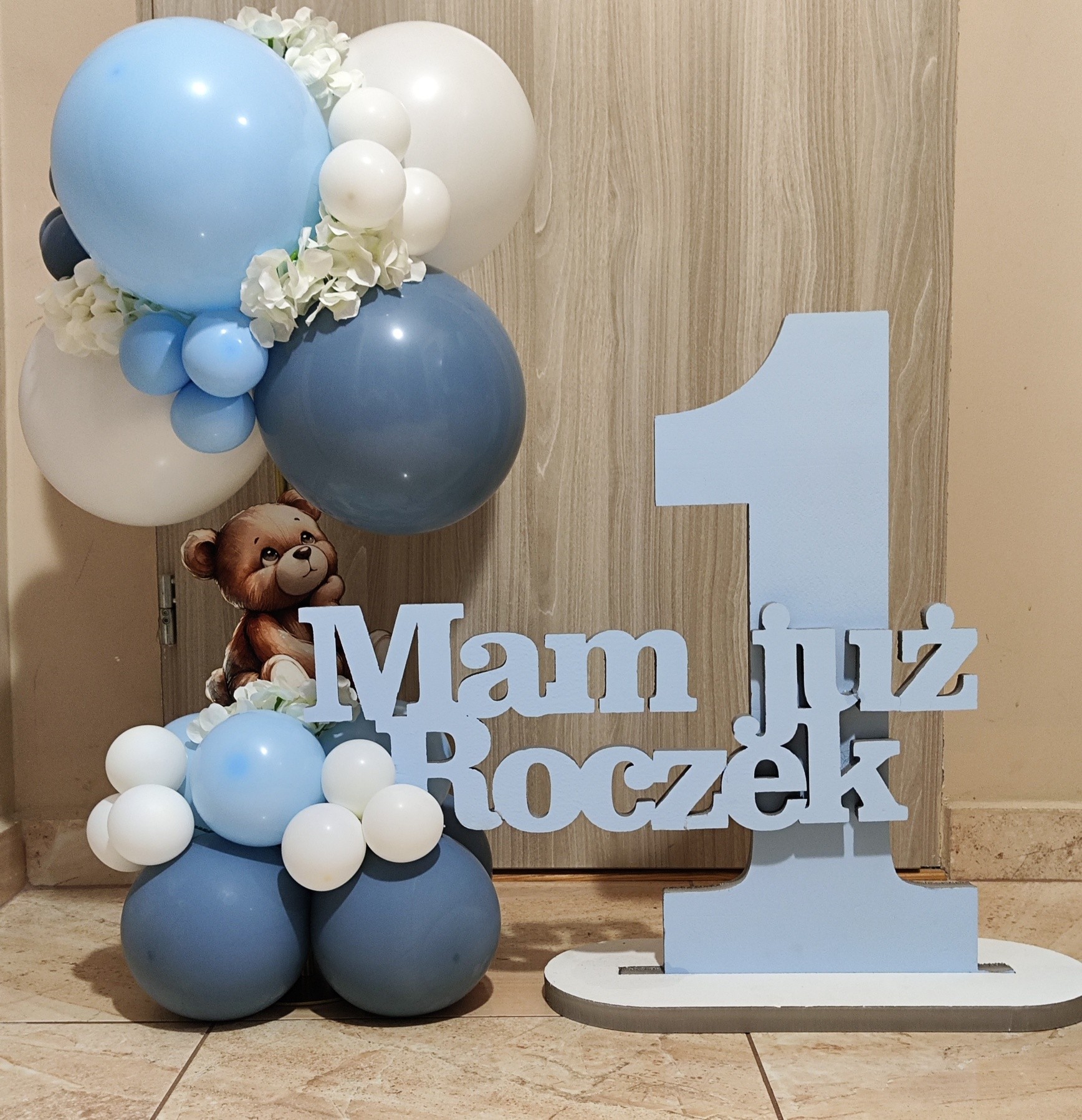 Roczek w błękicie z misiem i cyfrą 1